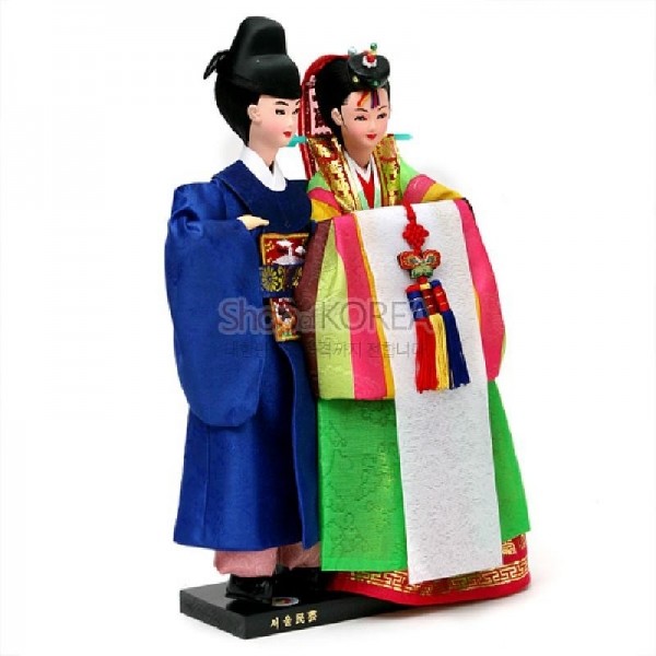 한복인형-신랑신부 - 전통의상을 입은 신랑과 신부