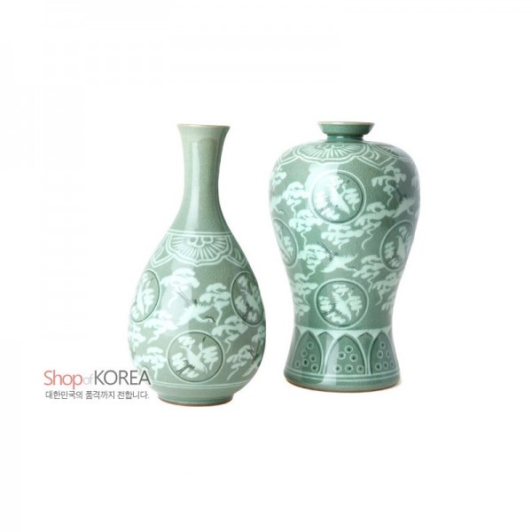 청자상감운학 주매병 세트(소) - 고려청자의 대표적인 기법인 상감기법을 사용하여 현대적인 디자인으로 재구성한 주매병 세트입니다. 부드러운 곡선미와 색상이 아름다워 외국인 선물로 추천합니다.