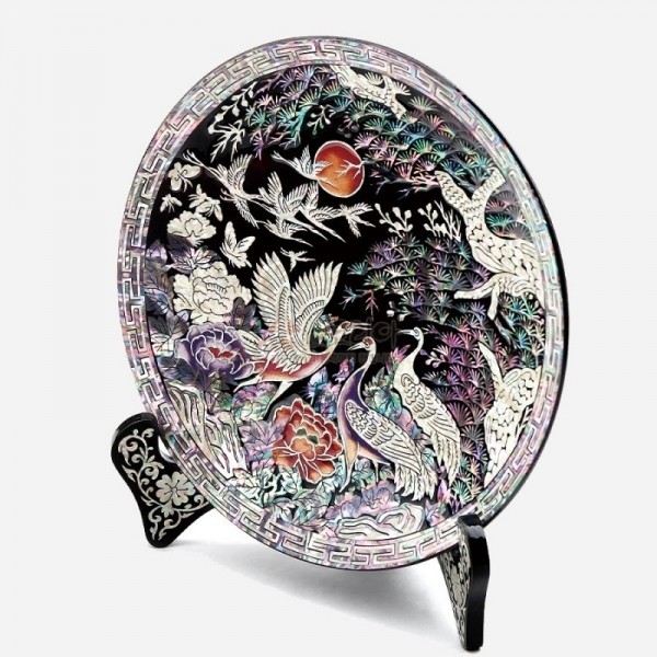나전칠기 오브제-쟁반 송학의 정원 - 자개를 이용하여 소나무와 쌍학의 모습을 담은 소형 나전칠기 원형쟁반 입니다. 고급 받침이 함께 제공됩니다.