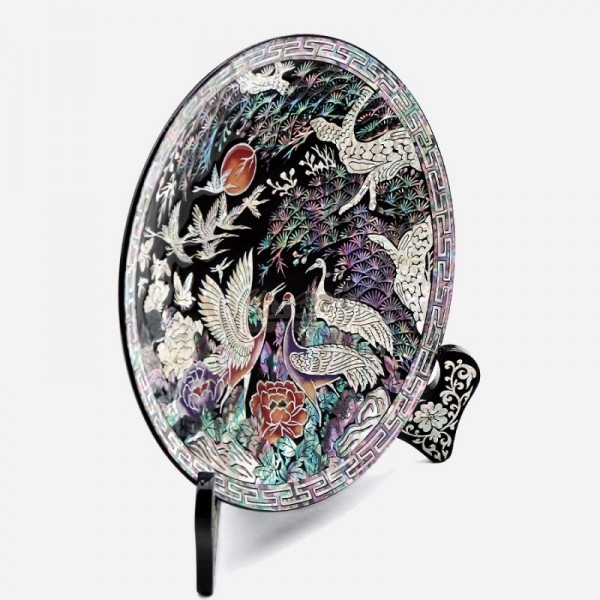 나전칠기 오브제-쟁반 송학의 정원 - 자개를 이용하여 소나무와 쌍학의 모습을 담은 소형 나전칠기 원형쟁반 입니다. 고급 받침이 함께 제공됩니다.