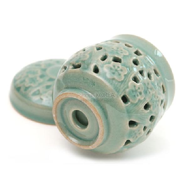 투각매화다기잔 - 매화나무 꽃 무늬가 투각 된 다기잔