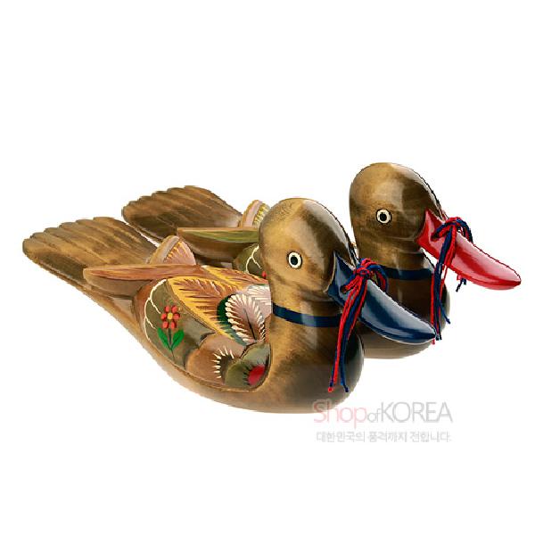 목각장식(중)-꽃천둥오리 - 단아하고 이국적인 멋이 살아 있는 전통 오리 모양 목각장식입니다. 외국인 가정 방문 선물, 결혼식 선물로 추천합니다.