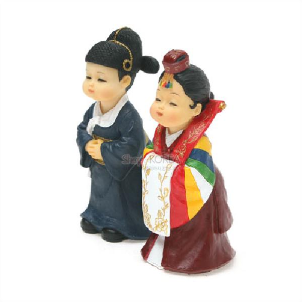 마블인형-신랑신부 - 전통혼례 복장을 한 신랑신부의 모습