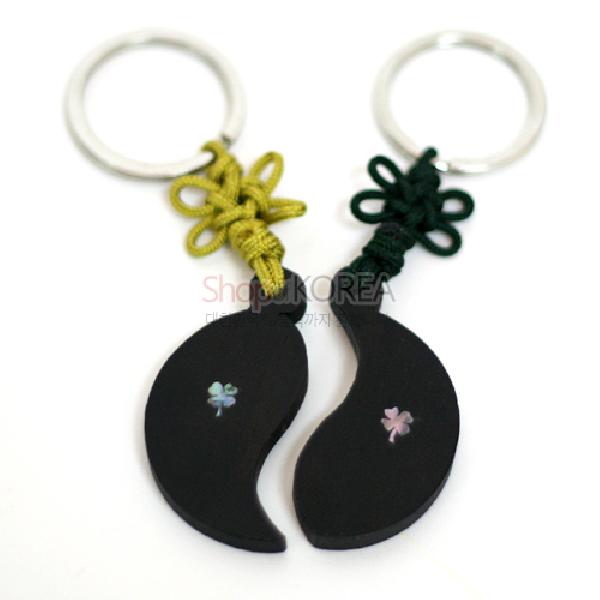 흑단열쇠고리-연꽃쌍[자개] - 전통의 연꽃 무늬를 디자인한 제품