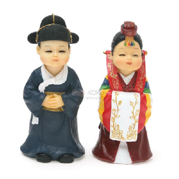 마블인형-신랑신부 - 전통혼례 복장을 한 신랑신부의 모습
